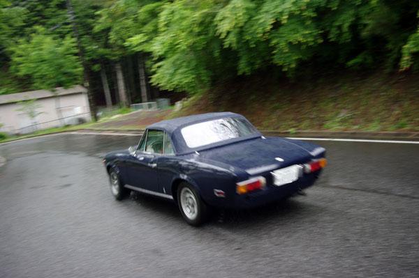 12： フィアット ディノ スパイダー、ボディと幌の色が素敵です。.jpg